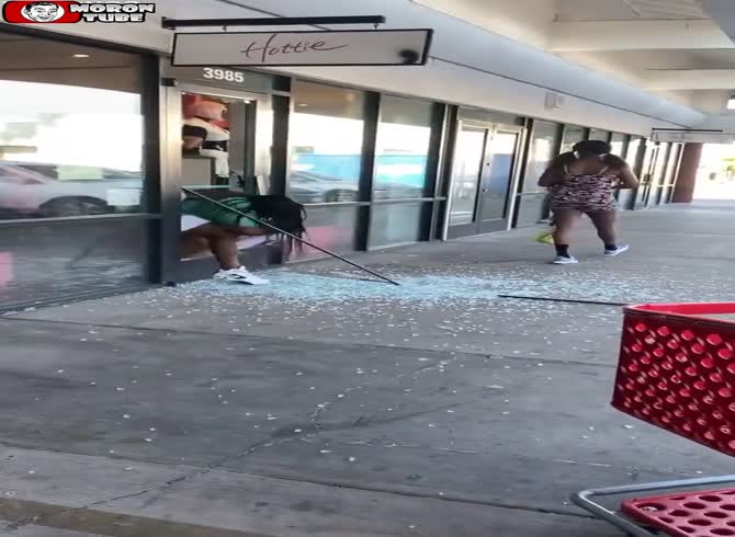 Video :Two robbers smash a door to get away